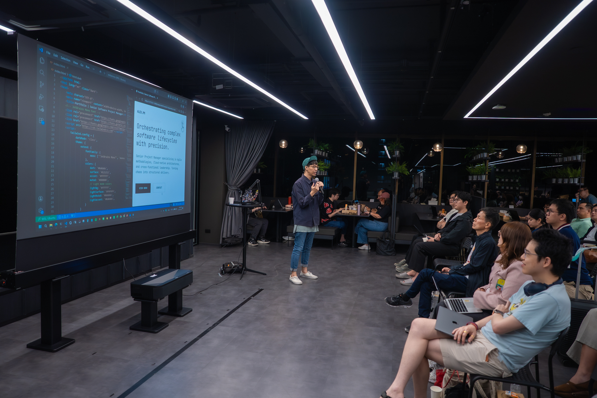 คุณกษิดิศ สตางค์มงคล (ทอย) กรรมการสมาคมผู้ดูแลเว็บไซต์และสื่อออนไลน์ไทย ผู้เชี่ยวชาญด้าน Data เจ้าของเพจและเว็บไซต์การศึกษา DataRockie