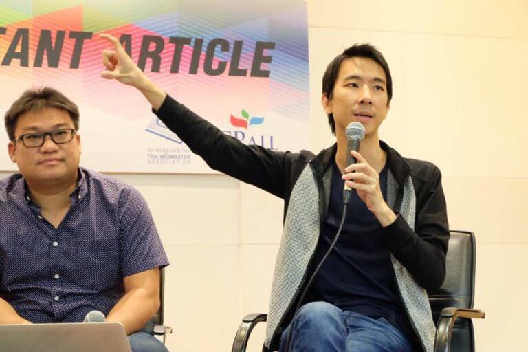 คุณศุภเดช สุทธิพงศ์คณาสัย/Blogger, Freeware.in.th (ซ้าย)
และ คุณขจร เจียรนัยพานิชย์/Co-Founder, Macthai.com (ขวา)