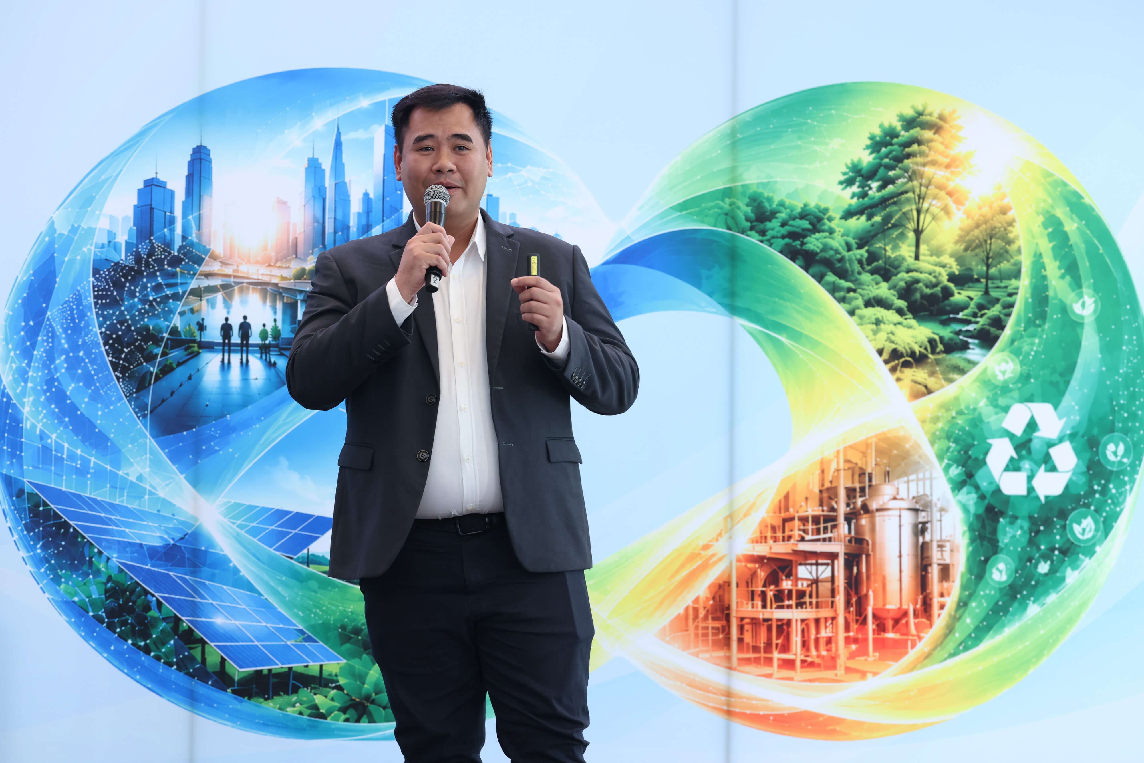 คุณปฐมพงศ์ ดีปัญญา CEO และ Co-founder ของ DEZPAX