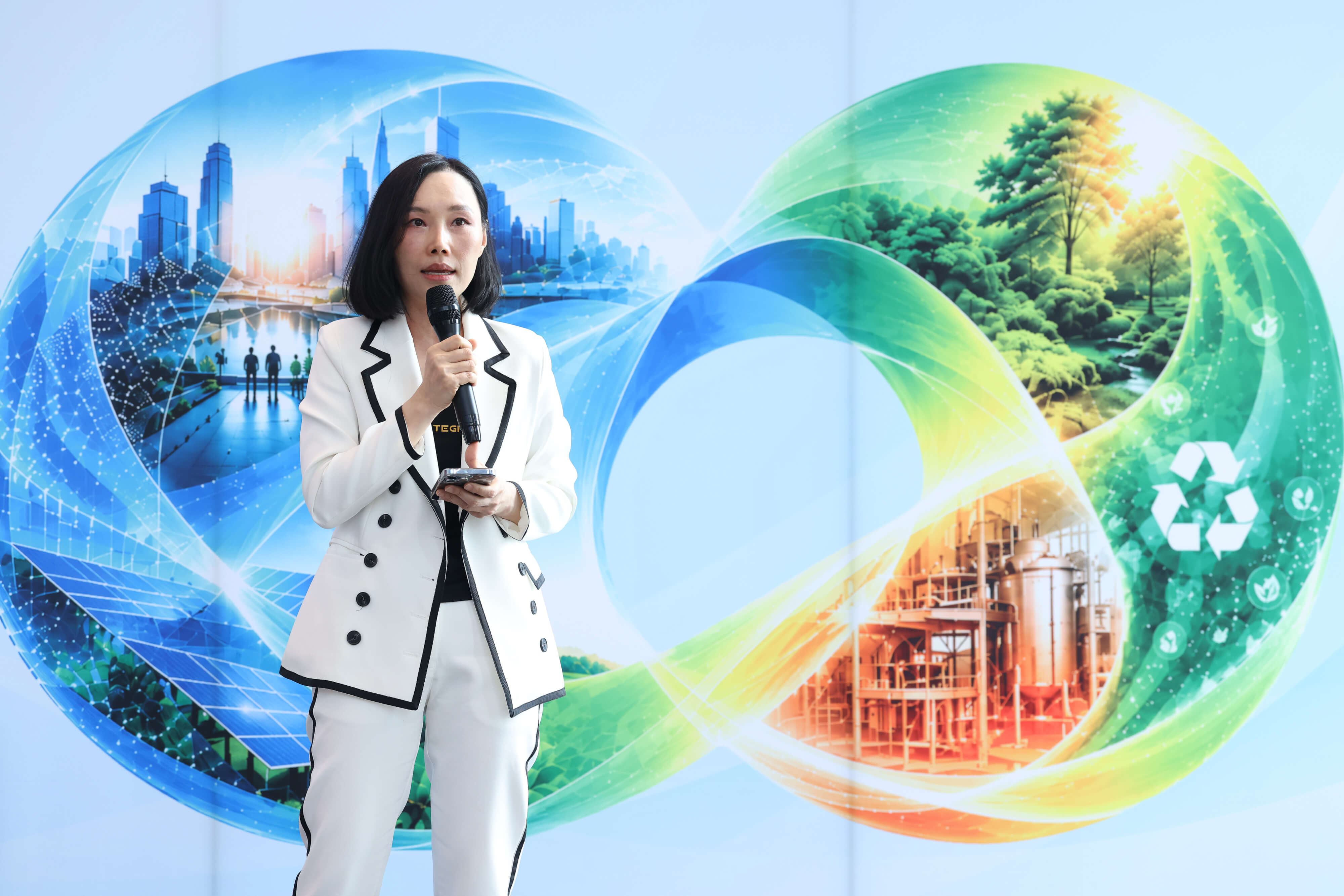 คุณสินีนุช โกกนุทาภรณ์ กรรมการผู้จัดการ บริษัท ไทยอีสเทิร์น กรุ๊ป โฮลดิ้งส์ จำกัด (มหาชน) หรือ TEGH